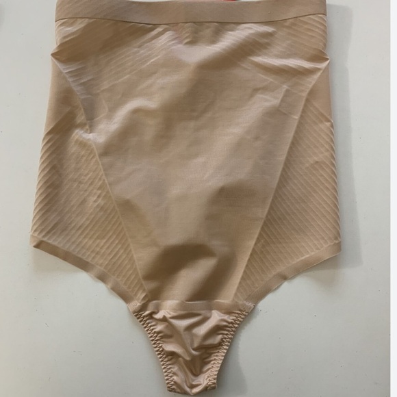 NEW SPANX THINSTINCTS 2. High-Waisted thong shape wear in cafe au lait - Picture 5 of 6